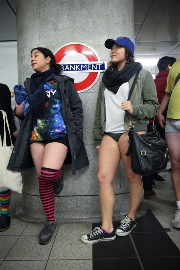 
Thì ra đây là một phần của sự kiện thường niên của chiến dịch No Pants Subway Ride. (Ảnh: Internet)