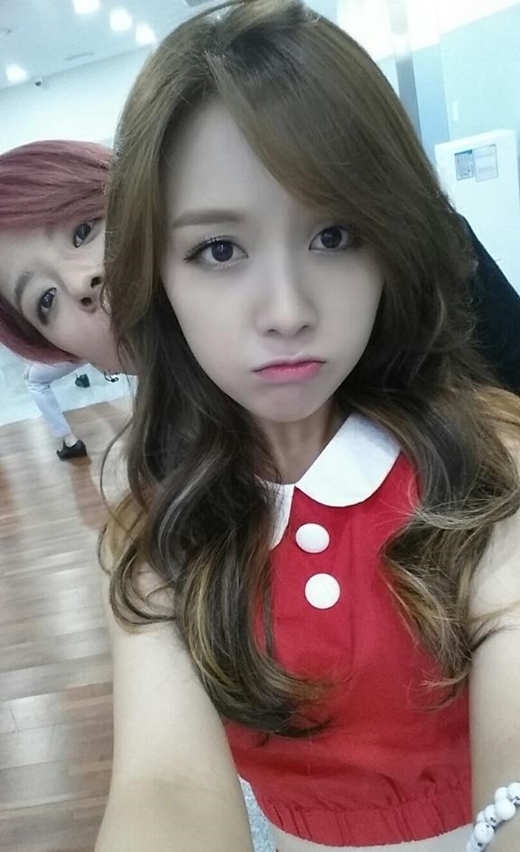 
Chắc hẳn Mina (Girl's Day) đang muốn có một bức ảnh selfie thật đẹp nhưng Amber (f(x)) lại xuất hiện bất ngờ ở phía sau.