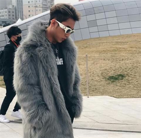 Sơn Tùng lung linh không kém trai Hàn tại Seoul Fashion Week
