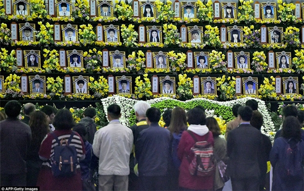 Bàn thờ chung của hàng trăm học sinh đã mất trong vụ chìm phà Sewol