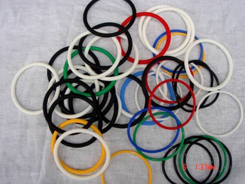 
Có ai còn nhớ những chiếc vòng nhựa mảnh đủ màu, đeo một lần phải trên 5 chiếc này không? 