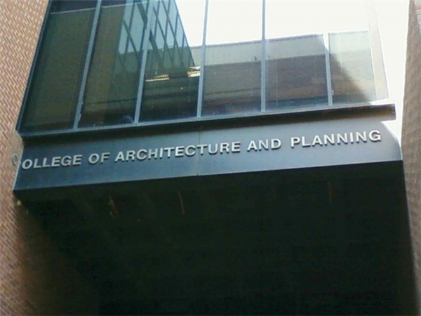 
Đây là biển hiệu của một trường kiến trúc và quy hoạch đấy.