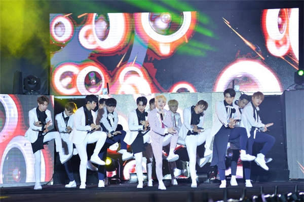 
Nhóm nhạc nam SEVENTEEN cũng có mặt tại Việt Nam để biểu diễn cho đêm MBC Music K-Plus Concert
