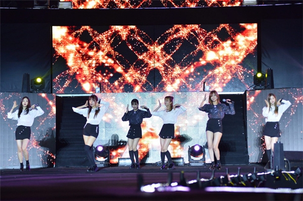
Những cô nàng Apink đã có dịp quay lại Việt Nam cho đêm diễn MBC Music K-Plus Concert, trước đó nhóm cũng đến Việt Nam trong chương Music Bank in Hanoi.