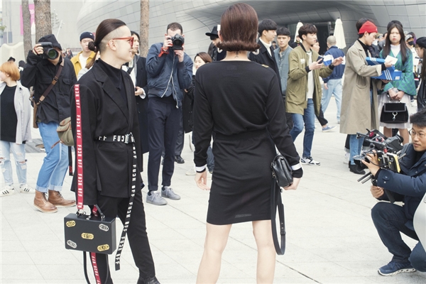 
Giới phóng viên, nhiếp ảnh đã vây quanh nữ ca sĩ trong ngày đầu cô xuất hiện tại Seoul Fashion Week.