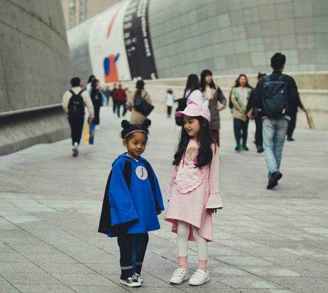 
Những fashionista nhí xuất hiện "dày đặc" tại Tuần lễ thời trang Seoul.