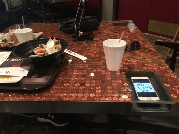 
Nhà hàng này có hốc đặt điện thoại ở mỗi bàn ăn để khách không còn làm rớt thức ăn vào điện thoại nữa.
