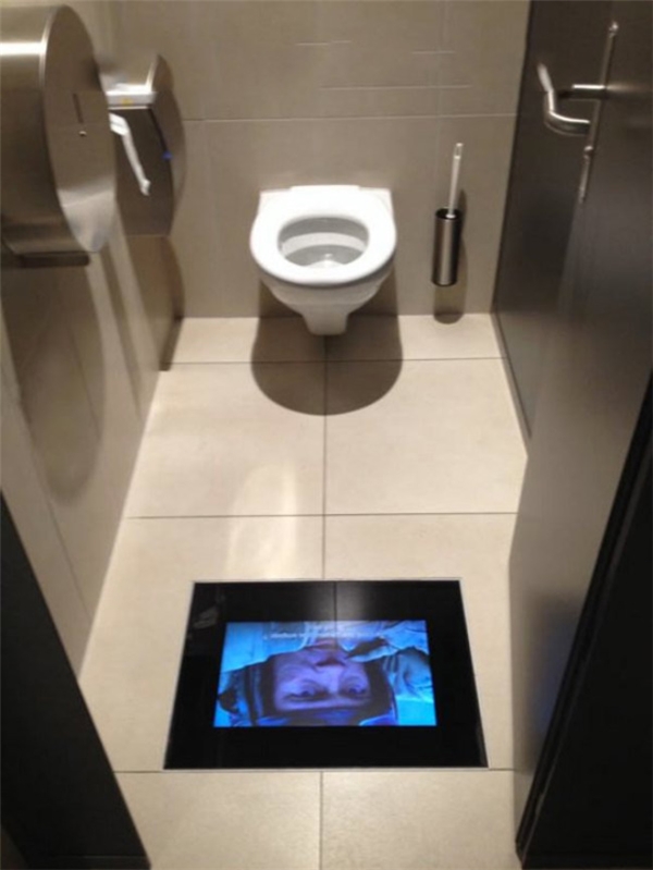 
Rạp chiếu bóng này có gắn màn hình bên trong toilet để lỡ bạn có “bí” quá thì cũng không bỏ lỡ cảnh nào của bộ phim.