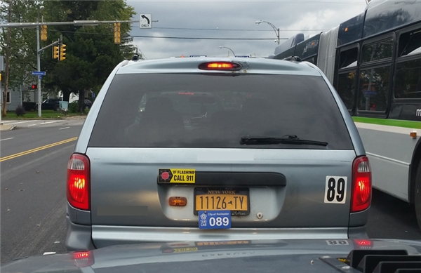 
Biển hiệu màu vàng sau đuôi chiếc xe taxi này ghi rằng: “Nếu thấy đèn nhấp nháy thì hãy gọi 911.”