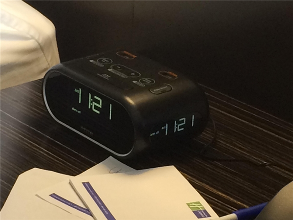 
Chiếc đồng hồ để bàn này hiển thị thời gian trên cả ba mặt đồng hồ để bạn có nằm ở đâu thì cũng thấy.