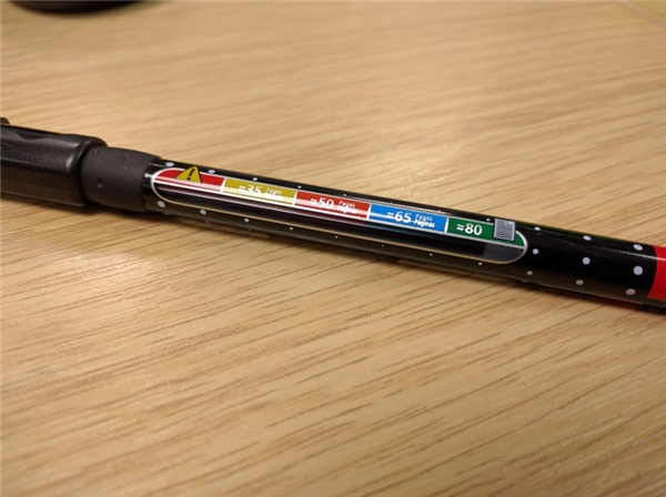 
Chiếc bút này có vạch thông báo bạn còn viết được bao nhiêu trang giấy nữa.