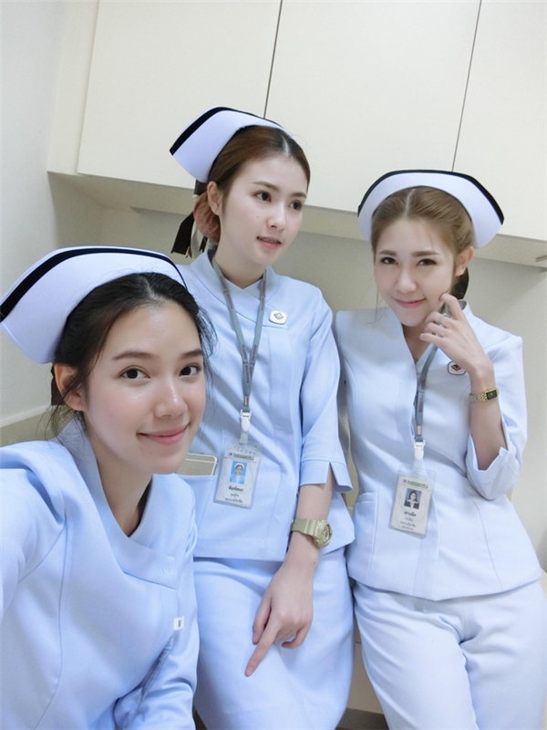 
Chỉ cần thấp thoáng bóng dáng 3 nữ y tá xinh đẹp thế này chắc các bệnh nhân nam cũng dịu đi đau đớn. (Ảnh: Internet)