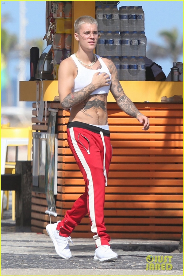 Cởi áo khoe thân, Justin Bieber lộ body xập xệ và chiều cao khiêm tốn