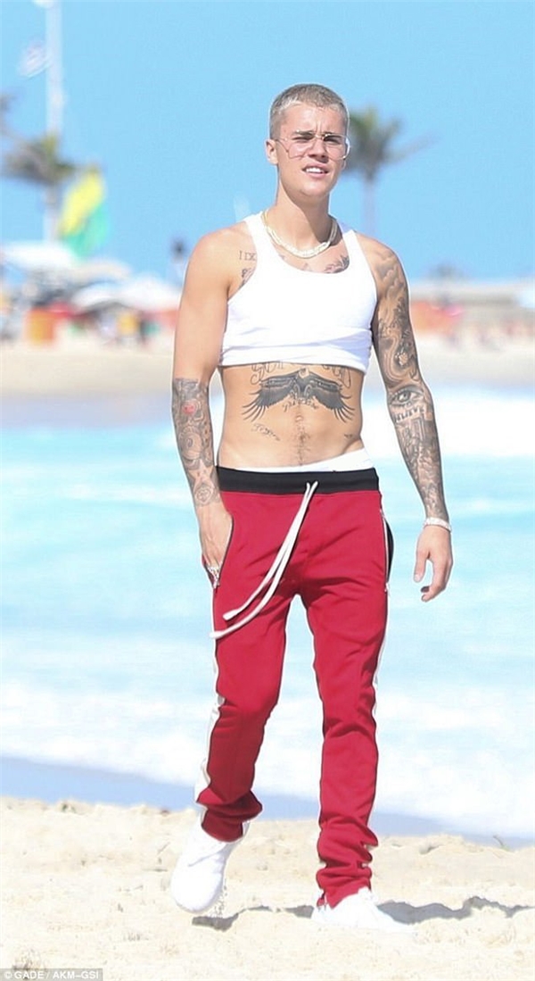 Cởi áo khoe thân, Justin Bieber lộ body xập xệ và chiều cao khiêm tốn