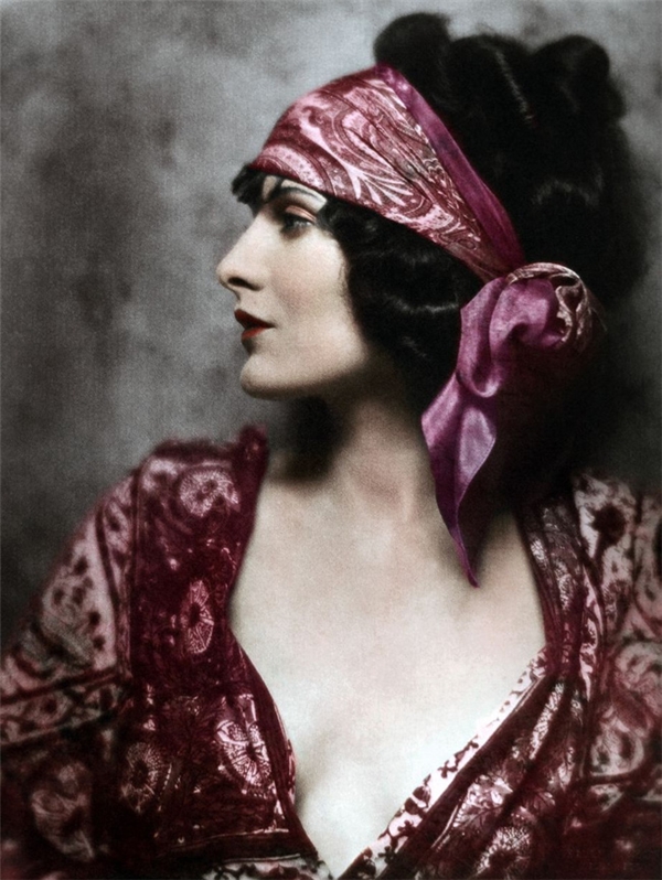 Bức ảnh được chụp vào năm 1920 của nữ diễn viên Evenlyn Brent. Bà từng xuất hiện trong nhiều bộ phim và các vở kịch sân khấu.