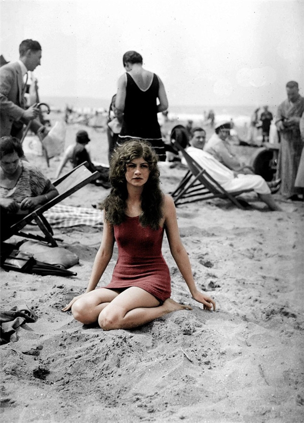 Một người mẫu chụp hình trên bãi biển Deauville (Pháp) vào năm 1925.