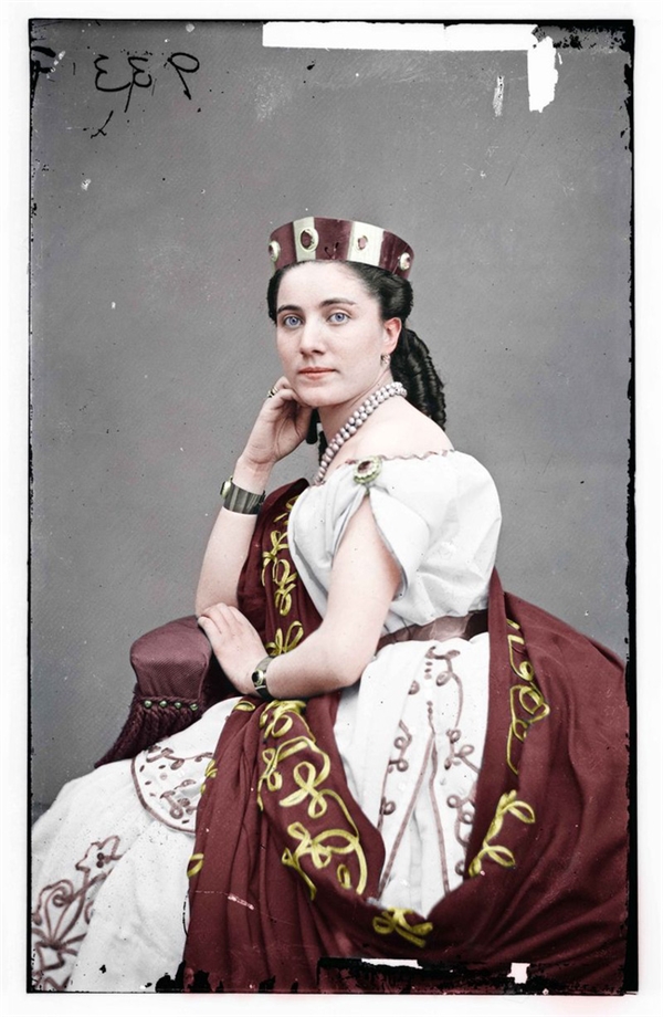 
Người phụ nữ trong bức ảnh này (được chụp vào năm 1856) có tên là Mademoiselle Boisso