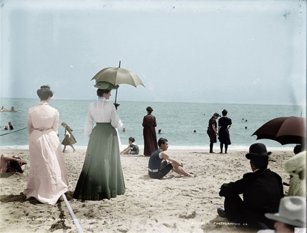 Bãi biển Palm (Florida), những phụ nữ trong trang phục kín đáo, váy áo bồng bềnh đầy nữ tính và quyến rũ.