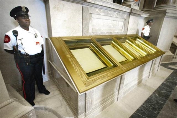 
Hiến chương Tự do được trưng bày tại Cơ quan Lưu trữ Quốc gia Mỹ.