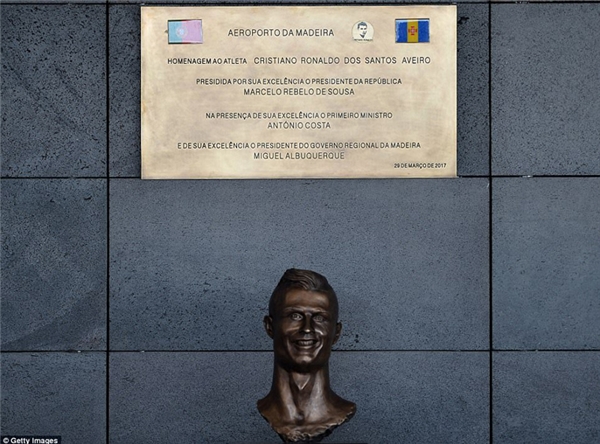 Ronaldo mặt nhăn mày nhó trước bức tượng xấu đau xấu đớn của mình