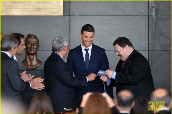 Ronaldo mặt nhăn mày nhó trước bức tượng xấu đau xấu đớn của mình