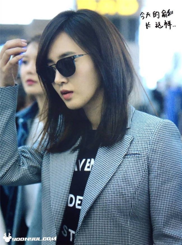
Yuri xinh đẹp nổi bật, thu hút mọi ánh nhìn với thời trang sân bay cực sành điệu.