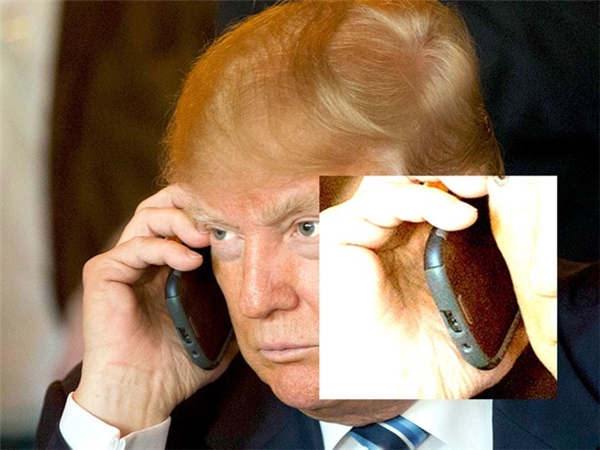 
Chiếc điện thoại Android cũ kỹ của ông Trump được cho là Galaxy S3 hoặc S4.
