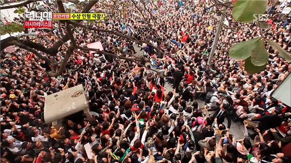 
Dù ở Hàn Quốc hay bất kì nơi đâu, chỉ cần Running man xuất hiện là ở đó có hàng nghìn người hâm mộ chờ sẵn ở mỗi điểm ghi hình.