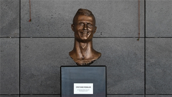 
Bức tượng khiến dân chúng cười bò của Ronaldo. 