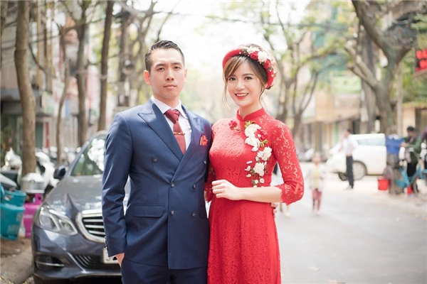 
Hình ảnh xinh đẹp của Tú Linh và chồng tại lễ ăn hỏi. (Ảnh: FBNV)