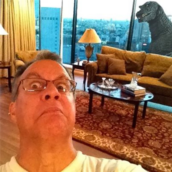 
Ba tui vừa chuyển đến Tokyo và việc đầu tiên là ông, bằng một cách nào đó, đã selfie cùng… Godzilla!
