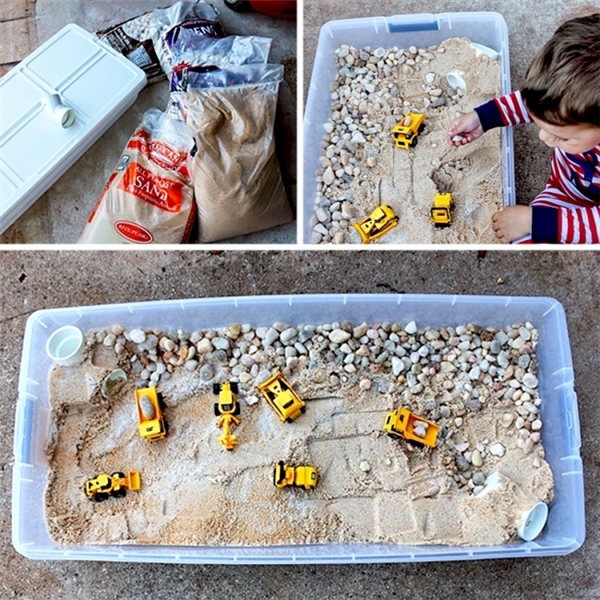 
Cần một chiếc hộp cỡ lớn, sau đó đổ đầy cát, đá, sỏi vào bên trong. Vậy là lũ trẻ đã có nơi "vọc" đất cát để chơi trò xây dựng rồi.