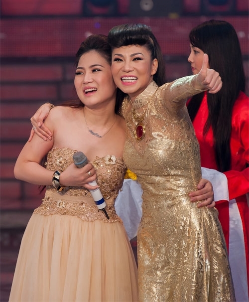 
Niềm vui vỡ òa của Thu Minh, Hương Tràm trên sân khấu vào năm 2012. - Tin sao Viet - Tin tuc sao Viet - Scandal sao Viet - Tin tuc cua Sao - Tin cua Sao