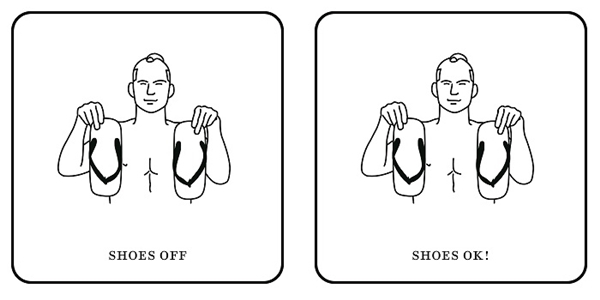 
Tháo dép trước khi vào phòng (trái) và mang giày vào cũng được (phải).