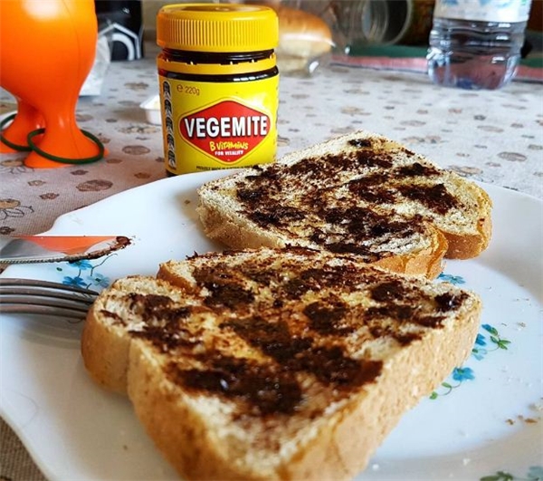 
Vegemite là một loại bơ có màu nâu đen, vị mặn mặn, mùi hơi khó chịu một chút và được xem là “linh hồn ẩm thực của nước Úc”. Vegemite được chế biến từ chiết xuất bọt bia (yeast extract).