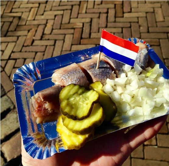 
Ở Hà Lan, cá trích là một món ăn rất phổ biến, nhưng… ăn sống, không qua chế biến mới gọi là ngon. Cá tươi được bảo quản bằng cách ướp muối, ăn cùng bánh mì hoặc… cho cả con vào, nhai và nuốt nếu bạn đang vội.