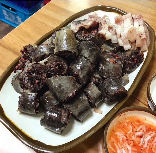 
Sundae gồm có ruột non và ruột già của lợn được làm sạch, nhồi dangmyeon, lúa mạch và tiết lợn; đôi khi có thêm lá tía tô, hành lá, doenjang, gạo nếp, kim chi, đậu tương mầm.