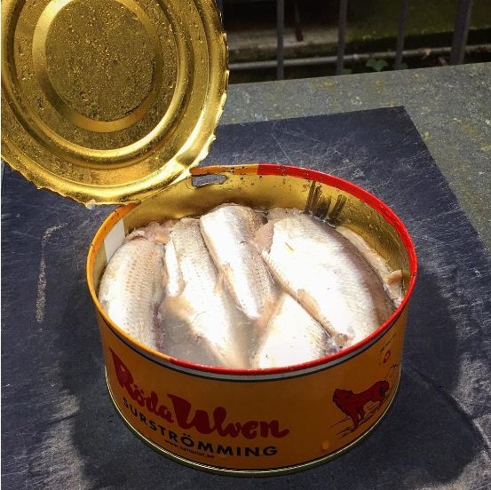 
Surströmming là món cá trích Baltic chua lên men và là món ăn truyền thống phía Bắc Thụy Điển. Món này được biết đến là một trong các món có mùi và vị khó ăn nhất trên thế giới.