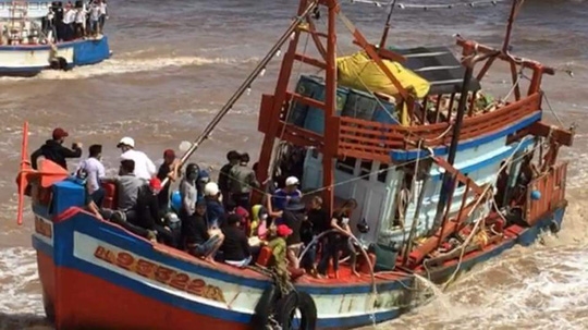 Tàu tham gia Lễ hội Nghinh Ông ở Bạc Liêu bị chìm, 2 nữ sinh tử vong
