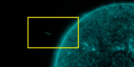 
Vật thể lạ xuất hiện gần khí quyển gần bề mặt của Mặt Trời.