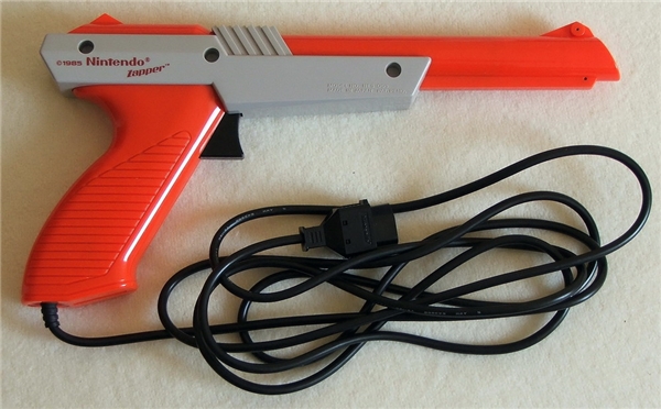 
Đây là khẩu súng mang tên NES Zapper dùng để chơi trò bắn vịt