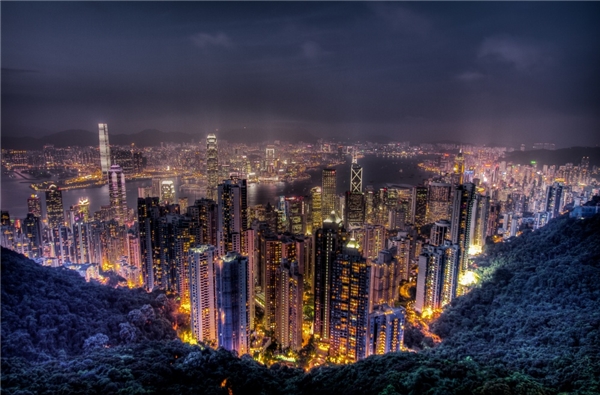 
Đỉnh Victoria, nằm ở phía tây Hong Kong, sẽ mang đến cho du khách tầm nhìn tuyệt vời hướng ra thành phố sôi động này, đặc biệt là về đêm thì càng lung linh. Thật khó có thể tìm thấy một cảnh quan đô thị nào ấn tượng hơn Hong Kong khi nhìn từ đỉnh Victoria ở bất cứ nơi nào trên trái đất.