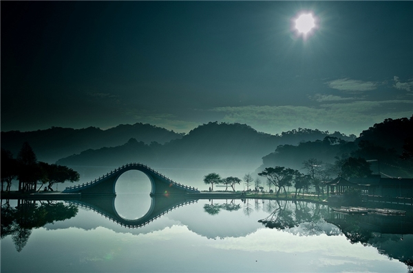 
Cầu Mặt Trăng (nằm ở tỉnh Đài Bắc, Đài Loan) in bóng xuống mặt hồ yên ả trong Công viên Dahu (Hồ Lớn) khiến du khách như lạc vào thế giới thần tiên hay những câu chuyện cổ tích xưa..