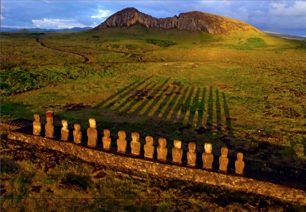 
Đảo Phục sinh (hay còn gọi là đảo Rapa Nui) là hòn đảo nằm ở ngoài khơi bờ biển phía Tây Chile vào khoảng 3.700km. Cảnh hoàng hôn đổ những tia nắng gắt cuối ngày lên các bức tượng đá nổi tiếng đẹp đến nỗi có thể khiến chúng ta không nói nên lời.