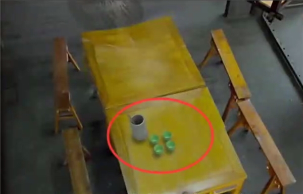 
Cảnh sau đã thấy chỉ còn ống đũa và bốn chiếc ly đặt ngay ngắn, màu của hai chiếc bàn cũng thay đổi.