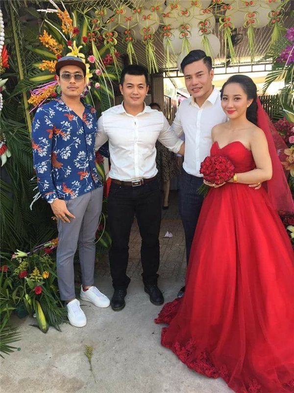 Cùng chúc mừng đám cưới của Lê Dương Bảo Lâm và bà xã! Ngày đặc biệt này được chứng kiến sự góp mặt của nhiều sao Việt nổi tiếng, tạo ra một không khí đầy sôi động và ấm áp. Hãy xem những ảnh cưới tuyệt đẹp này để cảm nhận thêm tình yêu và sự phong phú của đám cưới này.