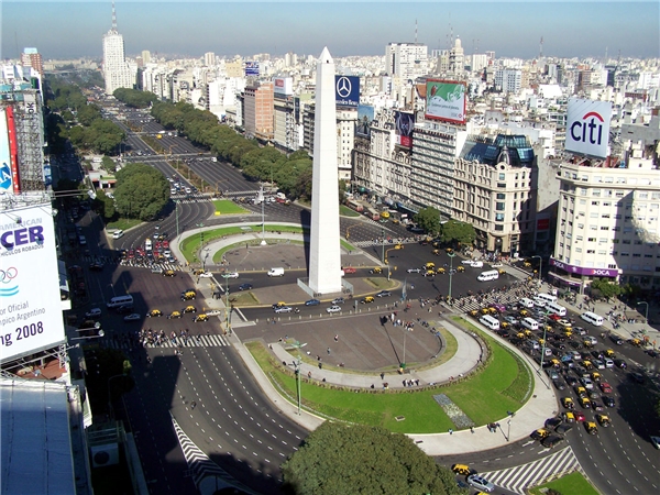 
Đại lộ 9 tháng 7, đại lộ rộng nhất thế giới ở thủ đô Buenos Aires, Argentina. (Ảnh: Internet)