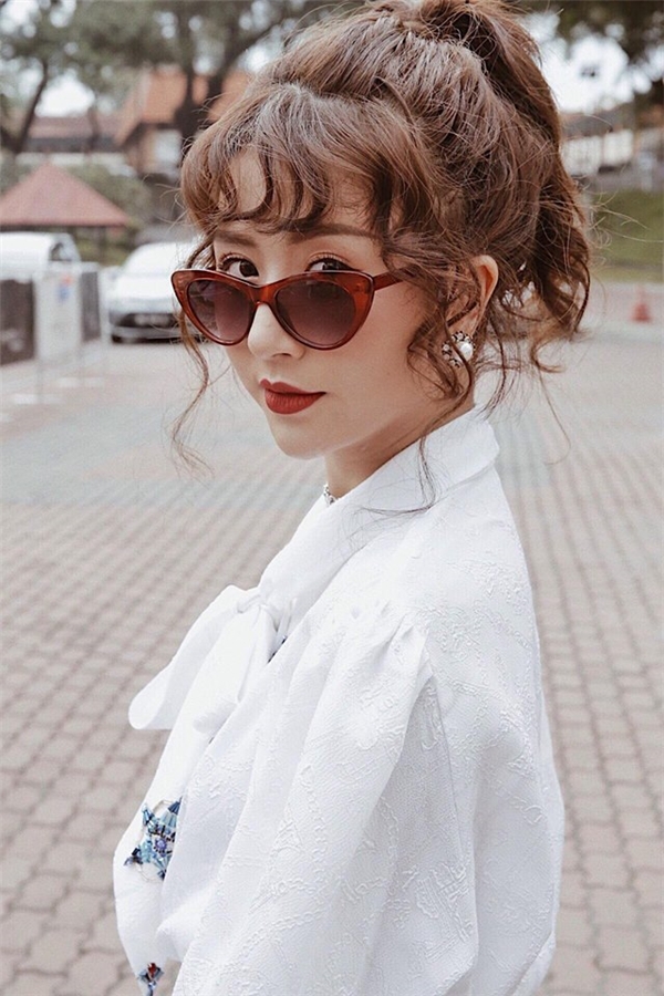 
Mái tóc xoăn tít được Quỳnh Anh Shyn áp dụng vào gu thời trang thường nhật trông rất xinh xắn, trẻ trung.