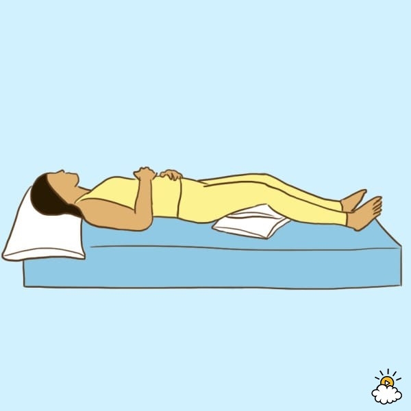 
Để giảm thiểu các triệu chứng đau tiền kinh nguyệt, nên nằm ngửa và đặt gối nhỏ dưới đầu gối khi ngủ.
