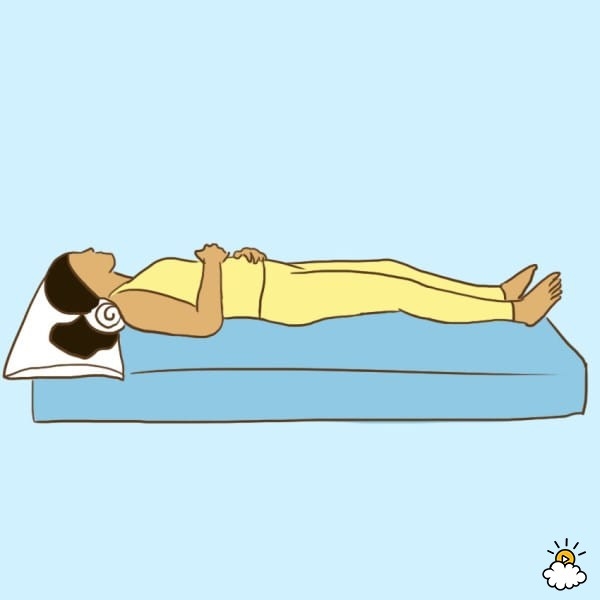 
Đặt khăn bên dưới cổ khi ngủ sẽ làm giảm đau vùng vai cổ.